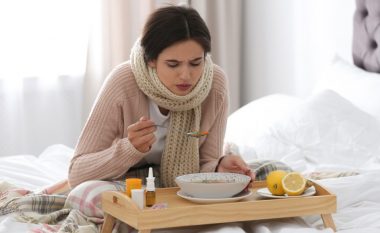 Si i zbut simptomat e ftohjes supa e pulës e bërë në shtëpi, çfarë procesesh në organizëm mund të nisë