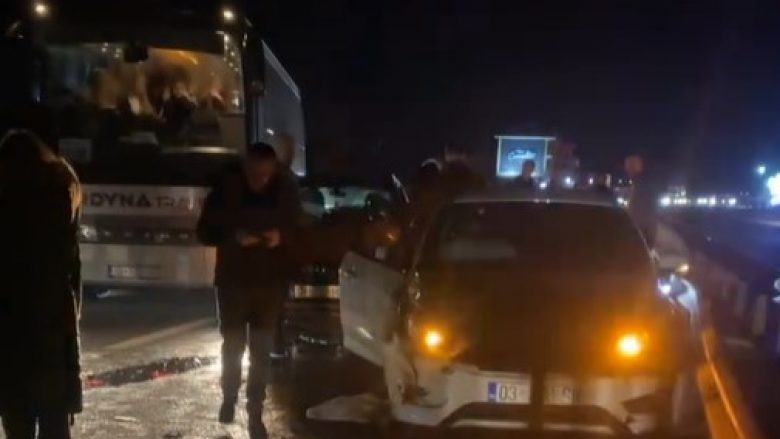Aksident mes autobusit dhe tri veturave në rrugën Prishtinë-Pejë, lëndohen pesë persona