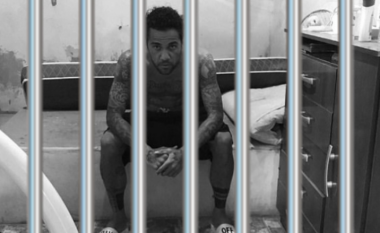 Përkeqësohet gjendja e Dani Alvesit në burgun e Barcelonës – shoku i tij i qelisë thotë se braziliani ka rënë në depresion