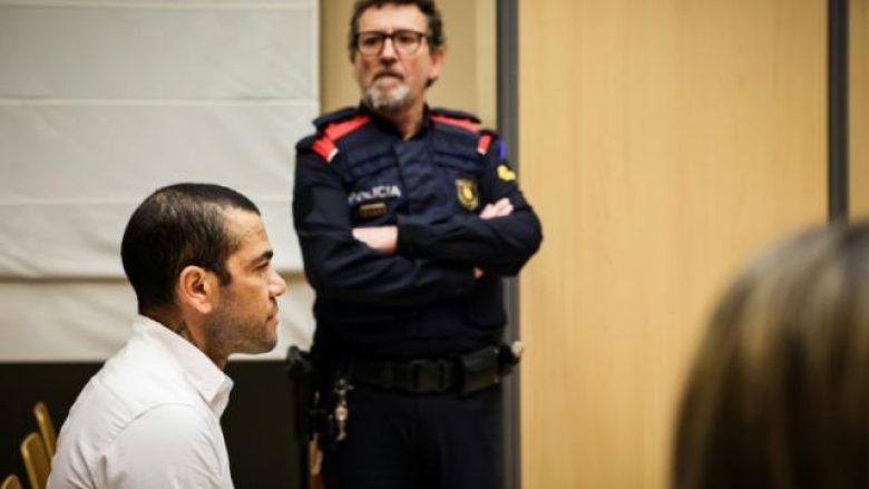 Spanjollët tregojnë mesazhin që donte ta jepte Dani Alves me kombinimin e tij të veshjeve sa ishte në gjyq