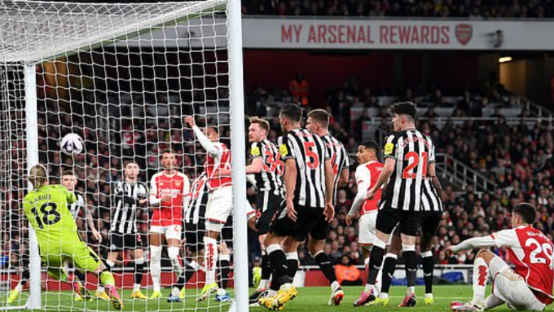 Newcastle me çdo ‘kusht’ u mundua të shënojë autogol – Arsenali pa probleme në pjesën e parë