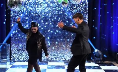 Atmosferë rugovase në finalen e Big Brother VIP Kosova, Blerando dhe nëna e tij kërcejnë “Vallen e Rugovës”