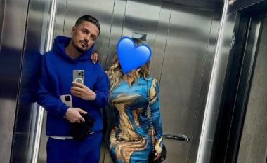 Blero publikon fotografi me të dashurën, ia mbulon fytyrën me ‘emoji’ zemre