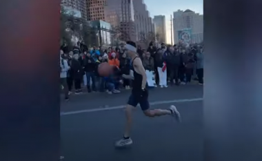 24 vjeçari nga Teksasi shënon rekord të ri botëror teksa përfundon gjysmë maratonën duke dribluar topin e basketbollit