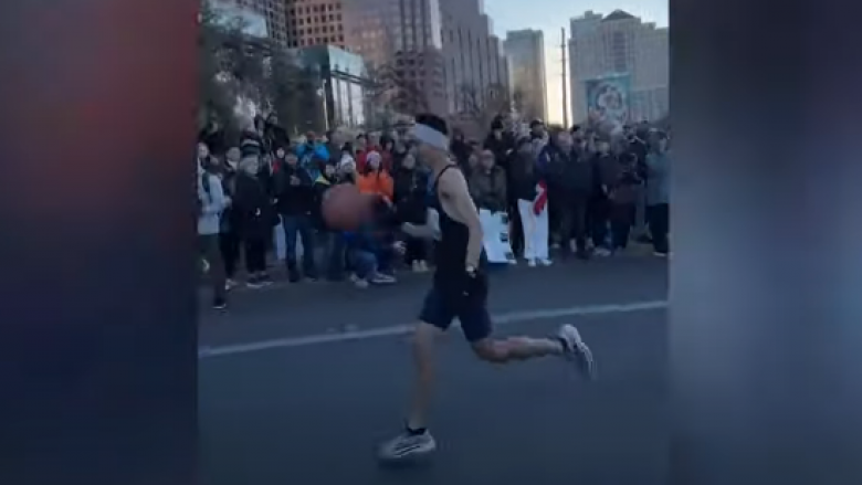 24 vjeçari nga Teksasi shënon rekord të ri botëror teksa përfundon gjysmë maratonën duke dribluar topin e basketbollit