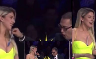 Moment i sikletshëm - Adi Krasta ia vë stilolapsin në mes të gjoksit Arilena Arës në transmetim live