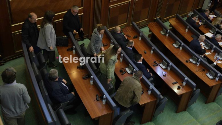 Për gjashtë muaj, mbi 100 mijë euro paga për 10 deputetët serbë në Kuvendin e Kosovës