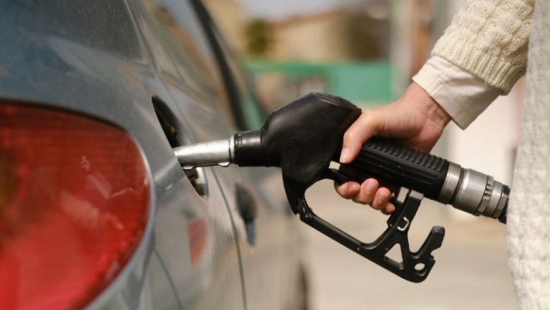 Shoferët mund të kursejnë me litra karburant vetëm nëse shtypin një buton në veturë