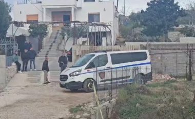 Gjendet arma e krimit me të cilën 19-vjeçarja vrau babanë në Durrës