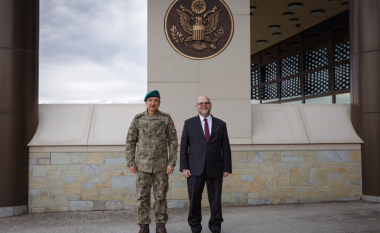 Hovenier takon komandantin e KFOR-it: Kemi përforcuar angazhimin e përbashkët për sigurinë në Kosovë