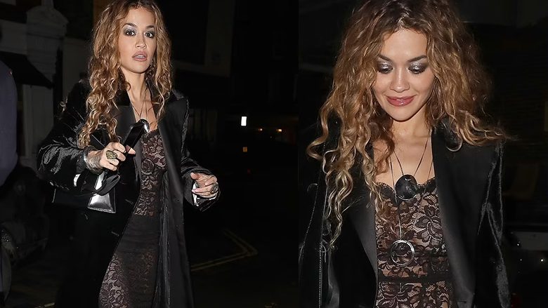 Rita Ora duket atraktive me flokët e saj kaçurrela, ndërsa shihet me fustan transparent në Londër