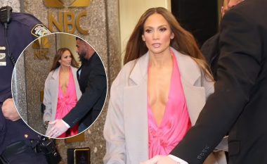 Jennifer Lopez duket e mrekullueshme me një fustan rozë, gjatë turneut për shtyp