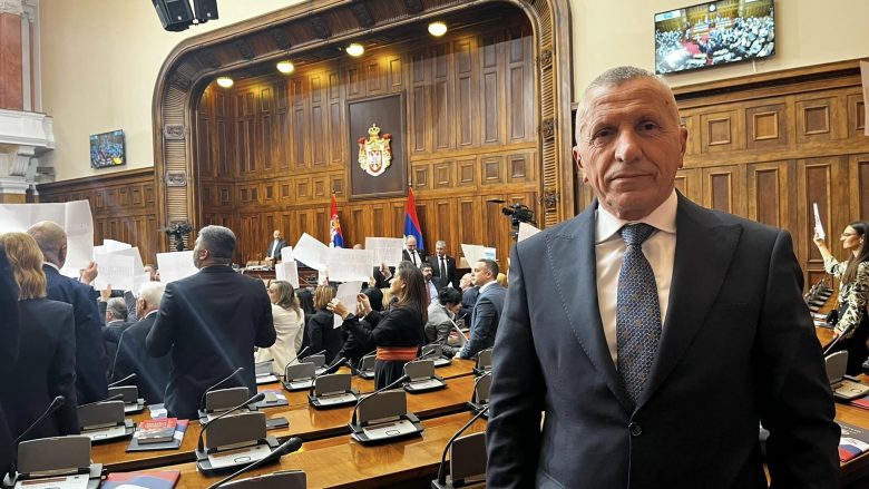 “Teatër absurdi” në Parlamentin e Serbisë, Kamberi: Pozitë e opozitë akuzojnë njëra-tjetrën për bashkëpunim me Kurtin