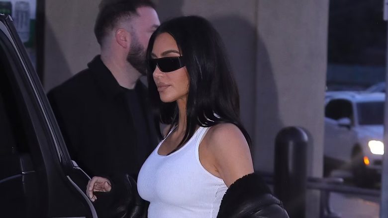 Kim Kardashian shfaqet në Los Angeles me çantën e saj “Hermes” në vlerë 65 mijë euro, teksa shkon të takohet me të dashurin e ri