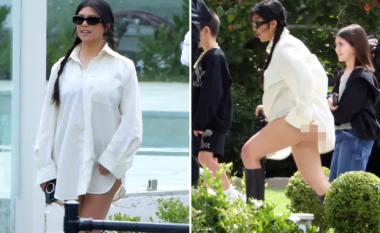 Kourtney Kardashian pëson një defekt të sikletshëm në veshje në Australi, duke zbuluar më shumë se ç’duhet
