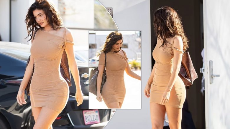 Kylie Jenner tregon linjat e saj mbresëlënëse me një fustan të ngushtë, nga koleksioni i saj i ri “Khy”