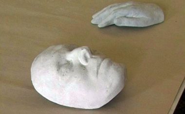 Maska mortore e Enver Hoxhës, si iu bë pas vdekjes dhe ku fshihet ajo