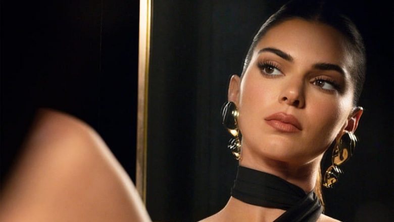 Kendall Jenner i zbukuron vetë qerpikët: Në videon e re ajo tregon rutinën e saj dhe ky produkt është kryesori