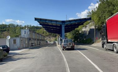 Rinis qarkullimi i kamionëve me mallra në pikën kufitare në Jarinë