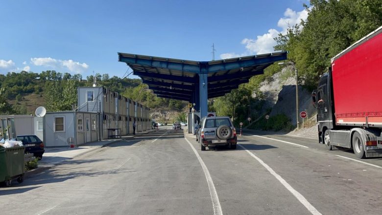 Rinis qarkullimi i kamionëve me mallra në pikën kufitare në Jarinë