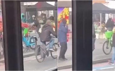 Pasagjerët e tmerruar regjistruan një përleshje me thika që po ndodhte jashtë autobusit ku gjendeshin ata, në një rrugë të Londrës