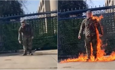 Pamje që tregojnë burrin që i vuri zjarrin vetes jashtë ambasadës izraelite në Uashington pasi bërtiti “Liri për Palestinën”