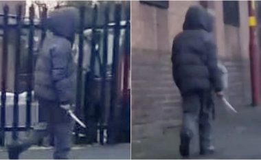 E frikshme: Kalimtarët publikojnë pamjet, momenti kur një burrë me një thikë ecën rrugës pranë një shkolle fillore në Birmingham, Angli