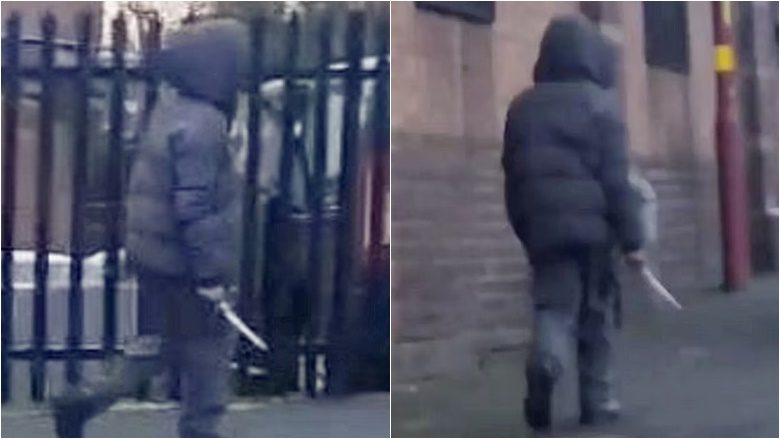 E frikshme: Kalimtarët publikojnë pamjet, momenti kur një burrë me një thikë ecën rrugës pranë një shkolle fillore në Birmingham, Angli