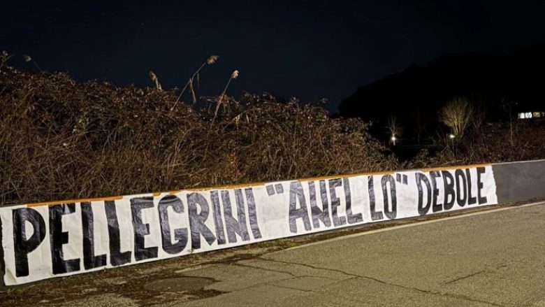 Tifozët ultras të Romës kanë vendosur pankartë duke e fajësuar Pellegrinin për shkarkimin e Mourinhos