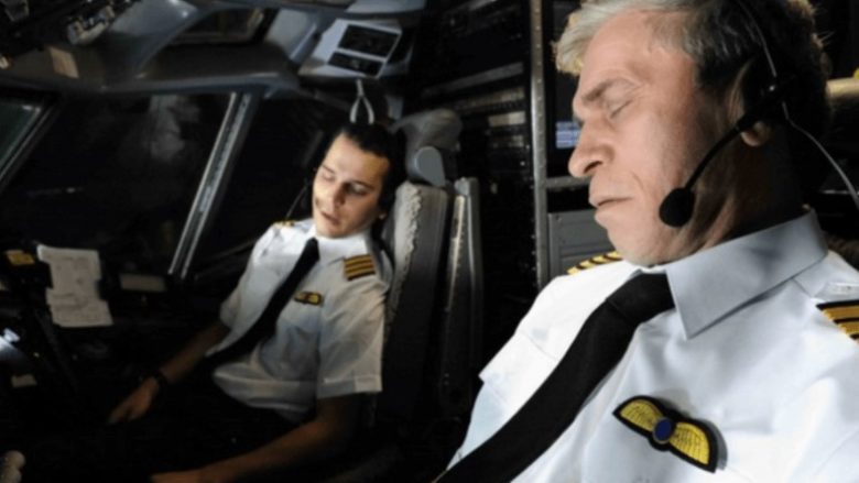 Çfarë ndodh kur pilotin e zë gjumi gjatë fluturimit?