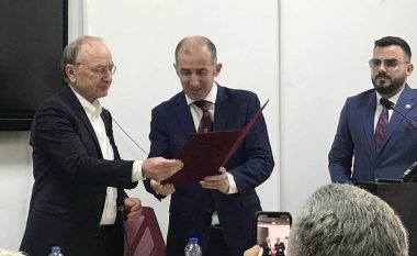 Universiteti i Prishtinës e nderon me mirënjohje diplomatin Joachim Rucker