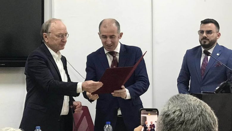 Universiteti i Prishtinës e nderon me mirënjohje diplomatin Joachim Rucker