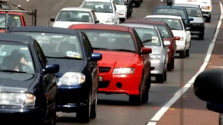 Ekziston një mit që veturat e kuqe ndalohen më shumë në trafik, por si qëndron e vërteta?