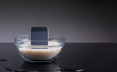 Apple jep paralajmerimin: Mos e futni iPhone-in në oriz, kjo është metoda për ta larguar ujin