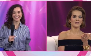 Motra e Rita Orës, Elena e befason këngëtaren duke iu shfaqur befasishëm në TV gjatë intervistës