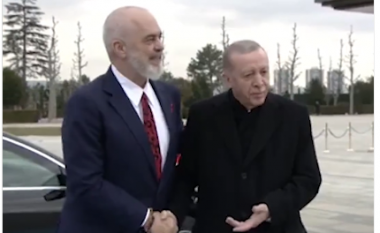 “Nuk ka të ftohtë ky? Është shqiptar si unë”, Erdogani pyet këshilltarin për Ramën, momenti i veçantë në pritjen e kryeministrit të Shqipërisë në Ankara