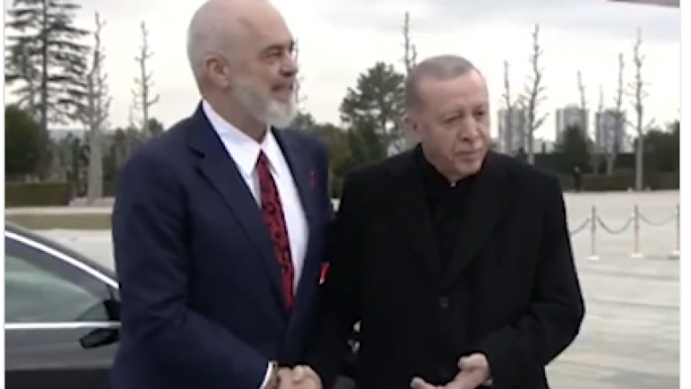 “Nuk ka të ftohtë ky? Është shqiptar si unë”, Erdogani pyet këshilltarin për Ramën, momenti i veçantë në pritjen e kryeministrit të Shqipërisë në Ankara