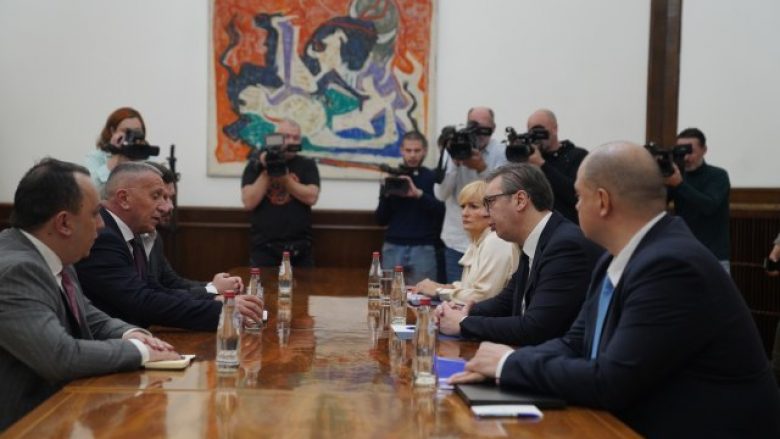 Kamberi publikon listën e kërkesave që ia dorëzoi Vuçiqit