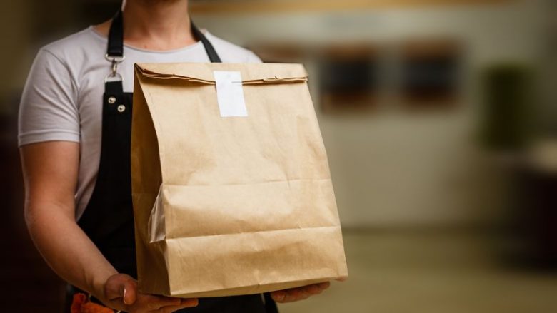 Së bashku me ushqimin i erdhi edhe ‘pazari’ i tërë ditës: Kur i ktheu paratë, mori papritur një shpërblim prej McDonald’s