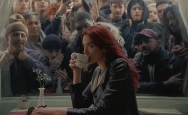 Dua Lipa e vetmuar në kafene, ndërsa dhjetëra persona nga e shikojnë nga jashtë dritares – skena që mori vëmendje në klipin e saj të ri “Training Season”