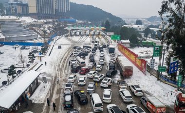 Pamje dramatike të trafikut në Kinë: Mijëra të bllokuar, një shofer kaloi tre ditë në një veturë
