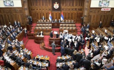 Fishkëllima e pankarta gjatë konstituimit të Kuvendit të Serbisë – opozita betohet në korridor