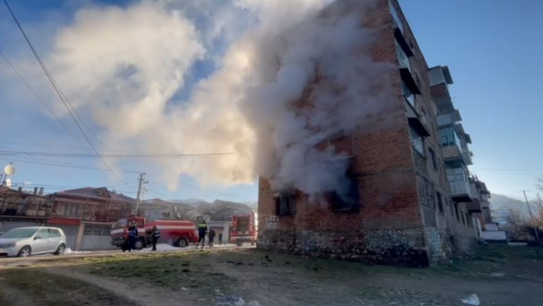 Zjarr në katin e parë të një pallati në Korçë, brenda një grua e sëmurë