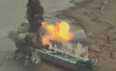 Në një anije të bllokuar në breg rusët kishin ngritur qendrën komanduese – momenti kur forcat ajrore ukrainase e godasin me raketë