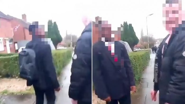 Adoleshenti godet dhe e detyron me forcë bashkëmoshatarin me ngjyrë t’i puthë çizmen me baltë – policia britanike arrestohen të riun