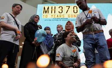 As pas dhjetë viteve nuk dihet asgjë për aeroplanin MH370, familjarët e pasagjerëve të zhdukur kërkojnë hetim të ri