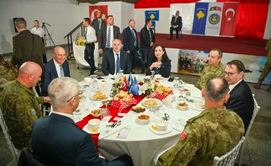 Presidentja Osmani në iftar me ushtarët turq të KFOR-it: Shërbejnë larg vendit e familjeve të tyre që të ketë paqe e siguri në Kosovë