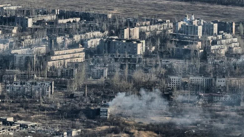 Para dhe pas, imazhet satelitore shfaqin pasojat e luftës në Avdiivka