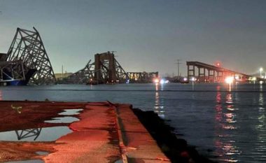 Shembja e pjesshme e urës në Baltimore, raportohet për 20 punonjës në ujë – nuk ka të lënduar në anijen që u përplas në urë