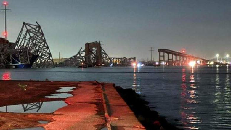 Shembja e pjesshme e urës në Baltimore, raportohet për 20 punonjës në ujë – nuk ka të lënduar në anijen që u përplas në urë